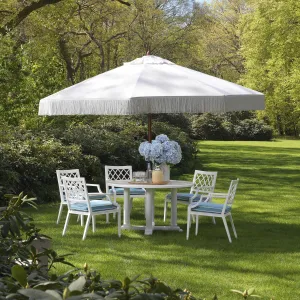 Luxus Weißer Runder Outdoor-Esstisch mit Geometrischer Lamellenplatte – Luxus Hotelmöbel Lifestyle-Ansicht von Luxury Group International