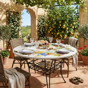 Luxus Weißer Runder Outdoor-Esstisch mit Handbemalter Keramik-Fruchtdekoration Lifestyle-Ansicht von Luxury Group International