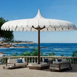 Parasol de Jardin Rond Blanc de Luxe à Bords Festonnés avec Bordure Décorative pour Espaces Extérieurs Vue de face par Luxury Group International
