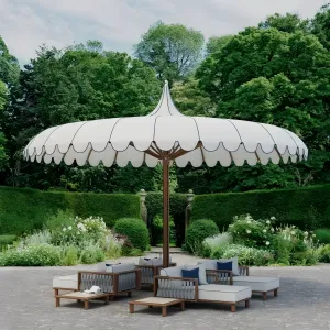 Parasol de Jardin Rond Blanc de Luxe à Bords Festonnés avec Bordure Décorative pour Espaces Extérieurs Vue lifestyle par Luxury Group International