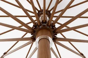 Parasol Blanc de Luxe à Bordure Festonnée avec Mât en Bois pour Patio & Bord de Piscine Vue de dessous par Luxury Group International