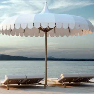 Parasol Blanc de Luxe à Bordure Festonnée avec Mât en Bois pour Patio & Bord de Piscine Vue de face par Luxury Group International