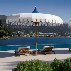 Parasol Blanc de Luxe à Bordure Festonnée avec Mât en Bois pour Patio & Bord de Piscine Vue lifestyle par Luxury Group International