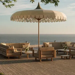 Parasol Blanc de Luxe à Bordure Festonnée avec Mât en Bois pour Patio & Bord de Piscine Vue lifestyle par Luxury Group International