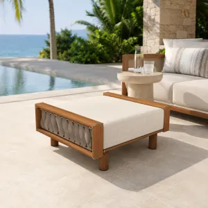 Ottomane d'extérieur en teck blanc de luxe avec coussin et accoudoirs en corde tressée pour salon au bord de la piscine d'hôtel Vue lifestyle par Luxury Group International