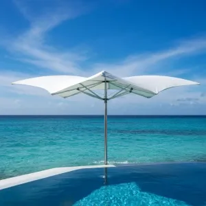 Parasol d'extérieur de luxe à voile blanche ondulée avec structure en bois pour bord de piscine Vue de face par Luxury Group International