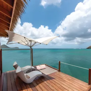 Parasol d'extérieur de luxe à voile blanche ondulée avec structure en bois pour bord de piscine Vue lifestyle par Luxury Group International