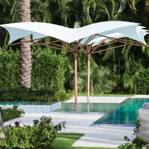 Parasol d'extérieur de luxe à voile blanche ondulée avec structure en bois pour bord de piscine Vue de côté par Luxury Group International