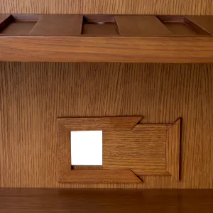 Luxus Holz-Bar-Schrank mit Geflochtenen Rattantüren & Hohem Stand-Design – Luxus Hotelmöbel Detailansicht von Luxury Group International
