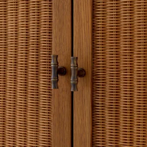Luxus Holz-Bar-Schrank mit Geflochtenen Rattantüren & Hohem Stand-Design – Luxus Hotelmöbel Detailansicht von Luxury Group International