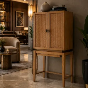 Luxus Holz-Bar-Schrank mit Geflochtenen Rattantüren & Hohem Stand-Design – Luxus Hotelmöbel Lifestyle-Ansicht von Luxury Group International