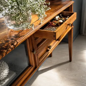 Luxuriöser Holz-Konsolentisch mit zwei Glasvitrinen & dreifachem Schubladenspeicher Detailansicht von Luxury Group International