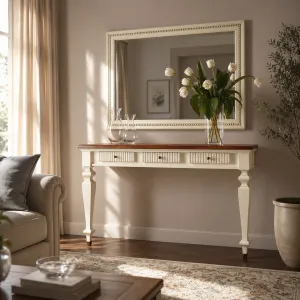 Luxus Holzkonsole mit dreifacher gerillter Schubladenaufbewahrung in Elfenbein- und Walnuss-Finish Lifestyle-Ansicht von Luxury Group International