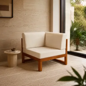 Luxuriöser Eck-Loungesessel aus Holz mit Elfenbeinfarbenen Kissen, Mid-Century Modern Lifestyle-Ansicht von Luxury Group International