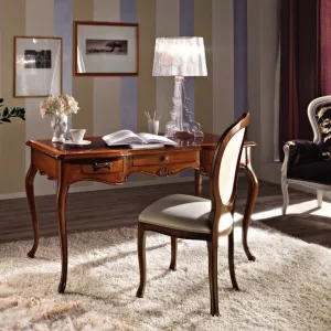 Escritorio Ejecutivo de Madera de Lujo con Patas Curvadas y Almacenamiento Multi-Cajones de Inspiración Barroca Vista lifestyle por Luxury Group International