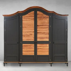 Luxuriöser Holz-Kronenschrank mit vier Türen und zweifarbiger, getäfelter Front – Luxus-Regalschrank Vorderansicht von Luxury Group International