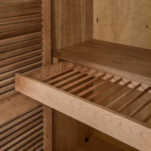 Luxus Holz-Kleiderschrank mit vier Lamellentüren und multifunktionalem Innenraum – Luxus Regal-Schrank Detailansicht von Luxury Group International
