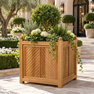 Macetero de Madera de Lujo para Jardín con Paneles de Listones Diagonales y Postes con Remates Vista lifestyle por Luxury Group International