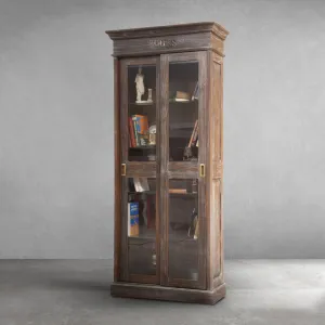 Vitrine en Bois de Luxe avec Portes Coulissantes en Verre et Poignées en Laiton - Armoire d'Exposition de Luxe Vue de face par Luxury Group International