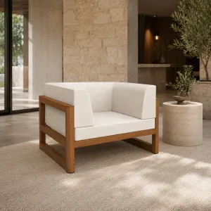 Luxus Holz-Loungesessel mit elfenbeinfarbenen Polsterkissen Lifestyle-Ansicht von Luxury Group International