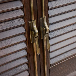 Luxus Holz-Jalousie-Doppeltürenschrank mit Messinggriffen – Luxus Regal-Schrank Detailansicht von Luxury Group International