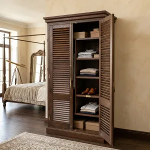 Luxus Holz-Jalousie-Doppeltürenschrank mit Messinggriffen – Luxus Regal-Schrank Lifestyle-Ansicht von Luxury Group International