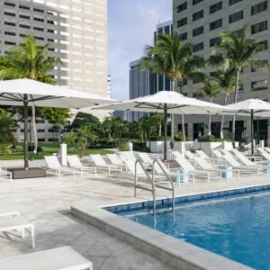Parasol d'extérieur en bois de luxe avec toile blanche pour jardin et terrasse Vue lifestyle par Luxury Group International