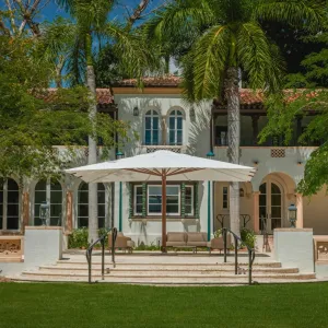 Parasol d'extérieur en bois de luxe avec toile blanche pour jardin et terrasse Vue lifestyle par Luxury Group International