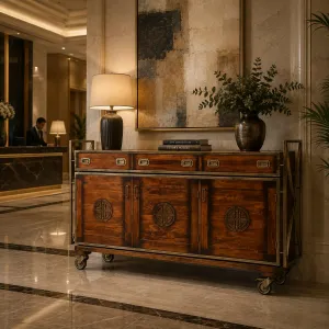 Luxus Holz-Sideboard mit Messing-Akzenten & Rollen - 3 Schubladen & Schranktüren Lifestyle-Ansicht von Luxury Group International