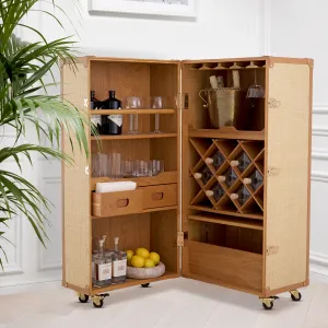 Luxus Holz-Koffer-Bar-Schrank mit Weinregal & Rollen – Luxus Hotelmöbel Lifestyle-Ansicht von Luxury Group International