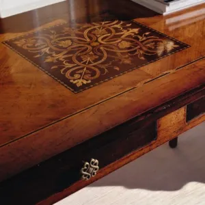 Escritorio de Madera de Lujo con Tapa de Taracea y Almacenamiento de Doble Cajón en Acabado Nogal Vista superior por Luxury Group International