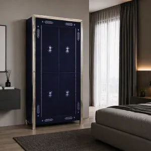 Midnight Blue Luxus Kleiderschrank mit silbernen Sternstrahl-Gravurtüren Lifestyle-Ansicht von Luxury Group International