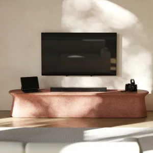 Meuble TV Moderne en Béton au Profil Bas Sculptural – 225 cm - Mobilier de Luxe pour Hôtels Vue lifestyle par Luxury Group International