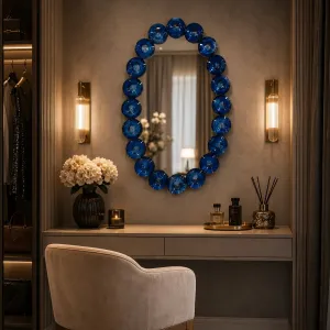 Miroir Mural Ovale de Luxe Moderne avec Cadre en Verre à Disques Bleu Saphir Vue lifestyle par Luxury Group International
