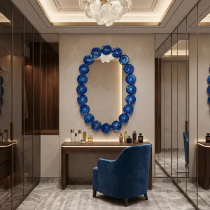 Miroir Mural Ovale de Luxe Moderne avec Cadre en Verre à Disques Bleu Saphir Vue lifestyle par Luxury Group International