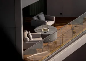 Mesa moderna para fogata exterior con protector de viento de vidrio - Mobiliario de lujo para hoteles Vista lifestyle por Luxury Group International