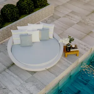Divano da Giardino Moderno da Esterno con Cuscini Teal e Base Curva in Pietra - Mobili da Esterno di Lusso Vista lifestyle di Luxury Group International