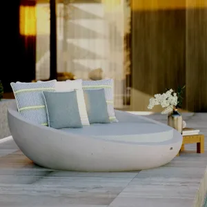 Divano da Giardino Moderno da Esterno con Cuscini Teal e Base Curva in Pietra - Mobili da Esterno di Lusso Vista lifestyle di Luxury Group International