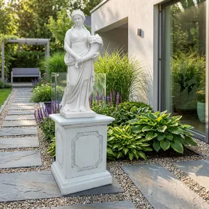 Neoklassisches Luxus-Gartenpodest mit abgeschrägten Rahmen - Gartendekoration Lifestyle-Ansicht von Luxury Group International