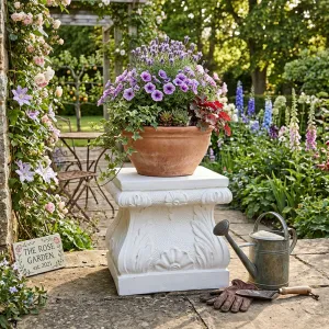 Ornamentales Luxus-Gartenpodest mit skulptiertem Akanthus-Relief und geformtem Oberteil – Gartendekoration Lifestyle-Ansicht von Luxury Group International