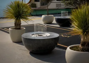 Mesa de Fogata Exterior con Protector de Viento de Cristal y Quemador de Piedra - Mobiliario de Hotel de Lujo Vista lifestyle por Luxury Group International