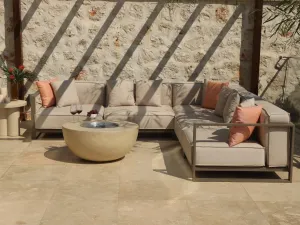 Mesa de Fogata Exterior con Protector de Viento de Cristal y Quemador de Piedra - Mobiliario de Hotel de Lujo Vista lifestyle por Luxury Group International