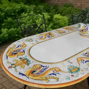 Ovaler Majolika-Keramik Luxus-Esstisch für den Außenbereich mit ornamentaler Rankenbordüre Detailansicht von Luxury Group International