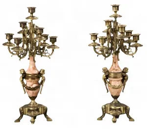 Par de Candelabros de Bronce de Lujo Barrocos con Cuerpos en Forma de Urna Rosa y Asas Figurativas Vista frontal por Luxury Group International