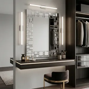 Rechteckiger geometrischer Mosaik-Luxus-Wandspiegel mit facettiertem Glasrahmen Lifestyle-Ansicht von Luxury Group International
