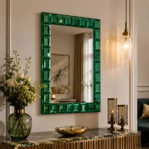 Rechteckiger Luxus-Wandspiegel mit zeitgenössischem Rahmen aus smaragdgrünem Blockglas Lifestyle-Ansicht von Luxury Group International