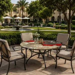 Runder abstrakter Keramik-Luxus-Esstisch für den Außenbereich mit schwarzem Eisenfuß Lifestyle-Ansicht von Luxury Group International