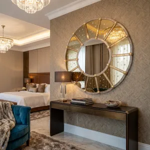 Runder Luxus-Wandspiegel in Champagnergold mit kristallbesetztem Glasrahmen Lifestyle-Ansicht von Luxury Group International