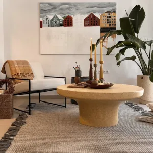 Tavolino Rotondo con Base Scultorea in Terrazzo - Mobili da Esterno di Lusso Vista lifestyle di Luxury Group International
