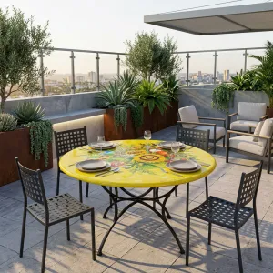 Runder gelber Keramik-Luxus-Esstisch für den Außenbereich mit handbemaltem floralem Fruchtmotiv Lifestyle-Ansicht von Luxury Group International